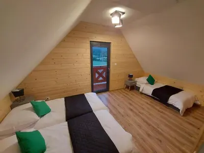 Łóżko lub łóżka w pokoju w obiekcie Osada Orlica klimatyczne domki z widokiem na góry i termalnym SPA sauna jacuzzi 4 km od Zieleniec Ski Arena