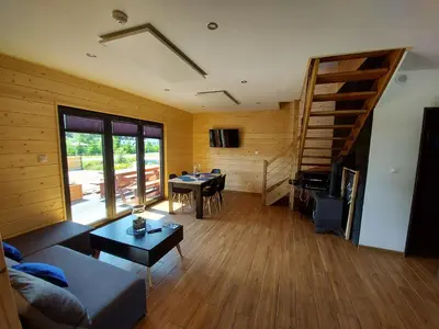 Część wypoczynkowa w obiekcie Osada Orlica klimatyczne domki z widokiem na góry i termalnym SPA sauna jacuzzi 4 km od Zieleniec Ski Arena