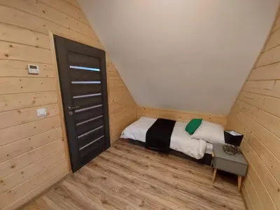 Łóżko lub łóżka w pokoju w obiekcie Osada Orlica klimatyczne domki z widokiem na góry i termalnym SPA sauna jacuzzi 4 km od Zieleniec Ski Arena