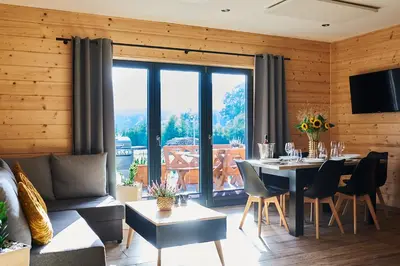 Część wypoczynkowa w obiekcie Osada Orlica klimatyczne domki z widokiem na góry i termalnym SPA sauna jacuzzi 4 km od Zieleniec Ski Arena