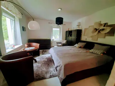 Łóżko lub łóżka w pokoju w obiekcie WYPOSAŻONY apartament przy strumyku w Górach Sowich, Smart TV, Odpocznij w naturze!