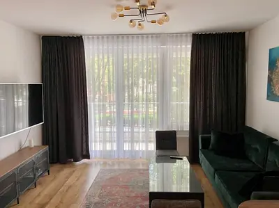 Telewizja i/lub zestaw kina domowego w obiekcie Green Sofa Apartment