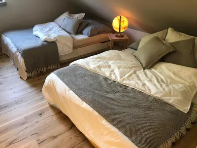 Łóżko lub łóżka w pokoju w obiekcie Klimatyczny Dom Kopaczówka przytulna miejscówka z kominkiem, sauną i ogrodem u podnóża Gór Stołowych