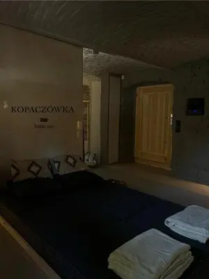 Zaplecze spa i wellness w obiekcie Klimatyczny Dom Kopaczówka przytulna miejscówka z kominkiem, sauną i ogrodem u podnóża Gór Stołowych