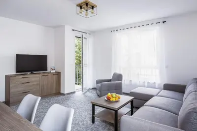 Telewizja i/lub zestaw kina domowego w obiekcie Bukowy Park Apartamenty