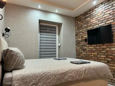 Telewizja i/lub zestaw kina domowego w obiekcie Raciborska Royal Apartment - miejsce parkingowe na parkingu strzeżonym
