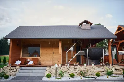 Budynek, w którym mieści się dom w stylu alpejskim