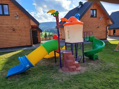 Plac zabaw dla dzieci w obiekcie Osada Orlica klimatyczne domki z widokiem na góry i termalnym SPA sauna jacuzzi 4 km od Zieleniec Ski Arena