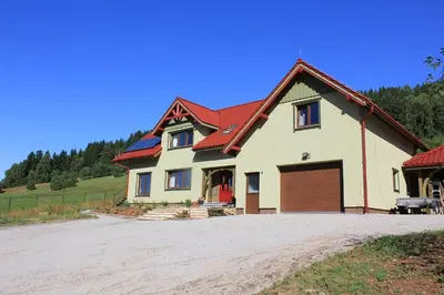 Budynek, w którym mieści się gospodarstwo agroturystyczne