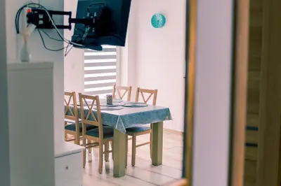 Telewizja i/lub zestaw kina domowego w obiekcie Między ciszą a ciszą - domki całoroczne