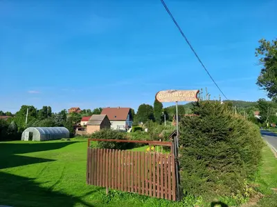 Ogród w obiekcie Agroturystyka Romanówka w Krzeszowie