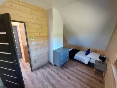 Łóżko lub łóżka w pokoju w obiekcie Osada Orlica klimatyczne domki z widokiem na góry i termalnym SPA sauna jacuzzi 4 km od Zieleniec Ski Arena