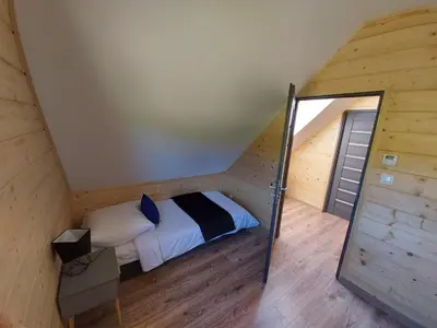 Łóżko lub łóżka w pokoju w obiekcie Osada Orlica klimatyczne domki z widokiem na góry i termalnym SPA sauna jacuzzi 4 km od Zieleniec Ski Arena