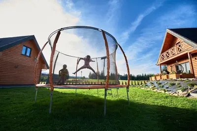 Plac zabaw dla dzieci w obiekcie Osada Orlica klimatyczne domki z widokiem na góry i termalnym SPA sauna jacuzzi 4 km od Zieleniec Ski Arena