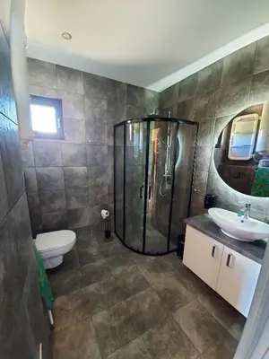 Łazienka w obiekcie Osada Orlica klimatyczne domki z widokiem na góry i termalnym SPA sauna jacuzzi 4 km od Zieleniec Ski Arena