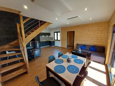 Część wypoczynkowa w obiekcie Osada Orlica klimatyczne domki z widokiem na góry i termalnym SPA sauna jacuzzi 4 km od Zieleniec Ski Arena