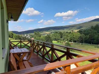 Widok na góry z tego domu w stylu alpejskim