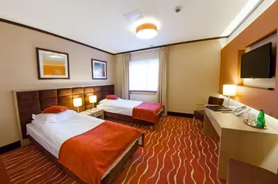Łóżko lub łóżka w pokoju w obiekcie Hotel Skarbek
