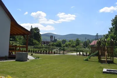 Widok na góry z tego domu wakacyjnego