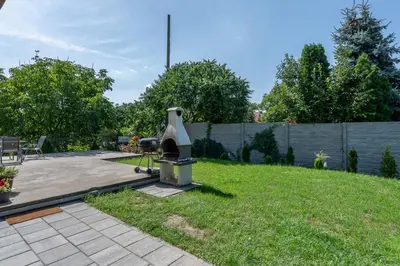 Ogród w obiekcie Sleeply Pensjonat Złotniki