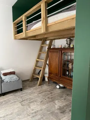 Łóżko lub łóżka piętrowe w pokoju w obiekcie Apartament Wrocławska blisko zamku Książ
