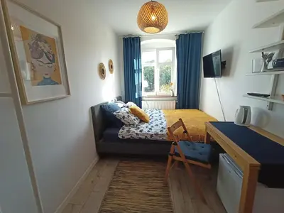 Telewizja i/lub zestaw kina domowego w obiekcie Lemuria Pokój z łazienką Szkolna