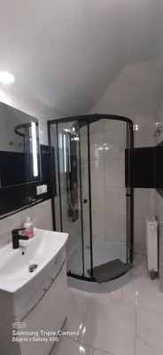 Łazienka w obiekcie Apartamenty U Iwony Centrum miasta blisko Parku Zdrojowego