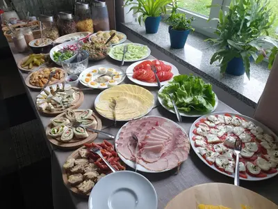 Jedzenie w pensjonacie lub w pobliżu