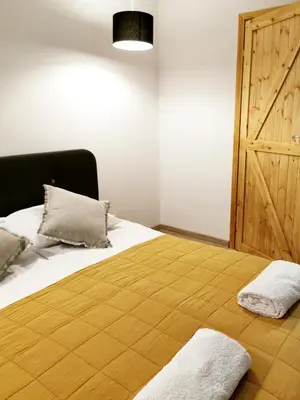 Łóżko lub łóżka w pokoju w obiekcie Apartament za Muzeum Papiernictwa
