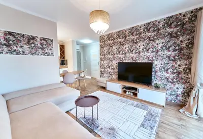 Telewizja i/lub zestaw kina domowego w obiekcie LAGUNA 11 Apartament z Kwiatami