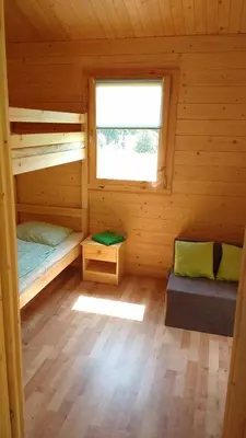 Łóżko lub łóżka w pokoju w obiekcie Domki pod Brzózkami