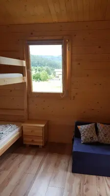 Łóżko lub łóżka w pokoju w obiekcie Domki pod Brzózkami