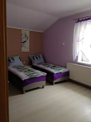 Łóżko lub łóżka w pokoju w obiekcie NOCLEGI u ALI