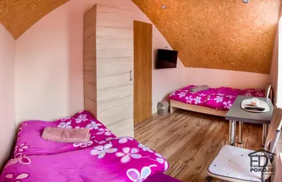 Łóżko lub łóżka w pokoju w obiekcie Pokoje FreeDoor