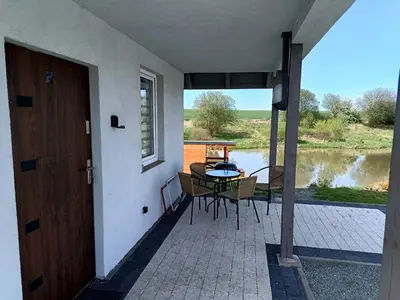 Widok na rzekę nieopodal tego domu w stylu alpejskim