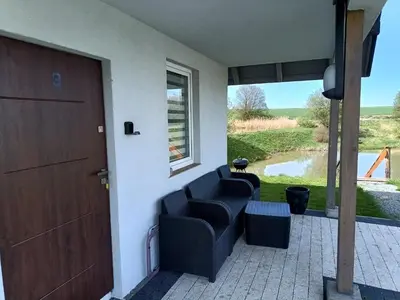 Część wypoczynkowa w obiekcie Domki Brzezówka nad stawami