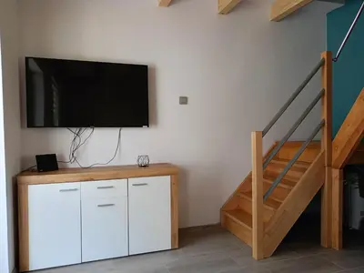 Telewizja i/lub zestaw kina domowego w obiekcie Domki Brzezówka nad stawami