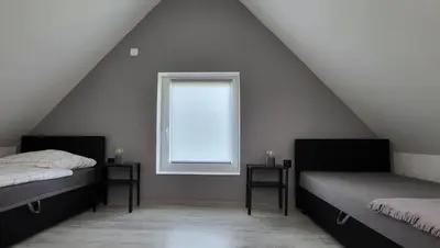 Łóżko lub łóżka w pokoju w obiekcie Domki Brzezówka nad stawami