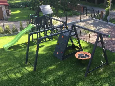 Plac zabaw dla dzieci w obiekcie Apartamenty Black&White Lubawka - Domek z ruską banią i sauną