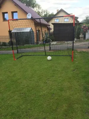 Plac zabaw dla dzieci w obiekcie Apartamenty Black&White Lubawka - Domek z ruską banią i sauną