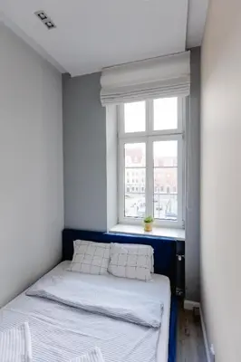 Łóżko lub łóżka w pokoju w obiekcie Elegant 2BR, Amazing Old Town Views, Plac Solny Walk to Rynek! Amenities
