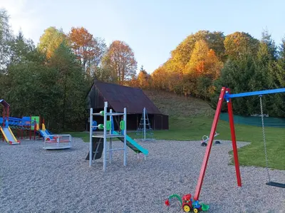 Plac zabaw dla dzieci w obiekcie Apartamenty Sowianka