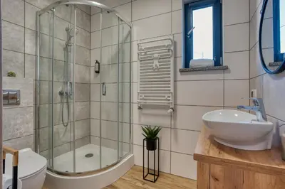 Łazienka w obiekcie Wakacyjne Historie - nowoczesne i komfortowe apartamenty ze SPA u podnóża Śnieżnika