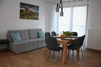 Część wypoczynkowa w obiekcie Wakacyjne Historie - nowoczesne i komfortowe apartamenty ze SPA u podnóża Śnieżnika