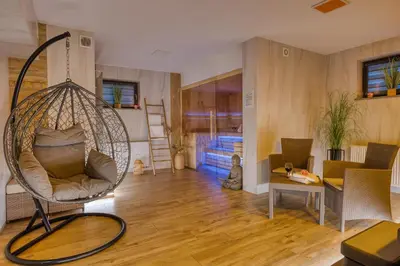 Część wypoczynkowa w obiekcie Wakacyjne Historie - nowoczesne i komfortowe apartamenty ze SPA u podnóża Śnieżnika