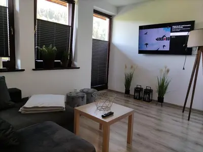 Telewizja i/lub zestaw kina domowego w obiekcie Apartament Szumi Las Kletno