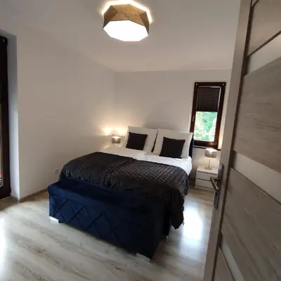 Łóżko lub łóżka w pokoju w obiekcie Apartament Szumi Las Kletno