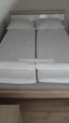Łóżko lub łóżka w pokoju w obiekcie GALA