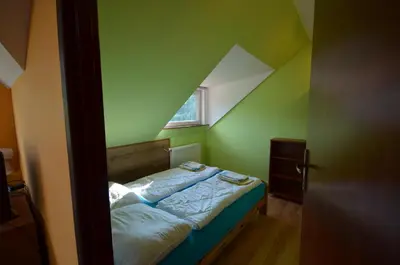 Łóżko lub łóżka w pokoju w obiekcie Pod Modrzewiem Agroturystyczne mieszkania turystyczne