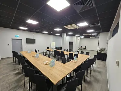 Zaplecze biznesowe lub konferencyjne w obiekcie blue hotel
